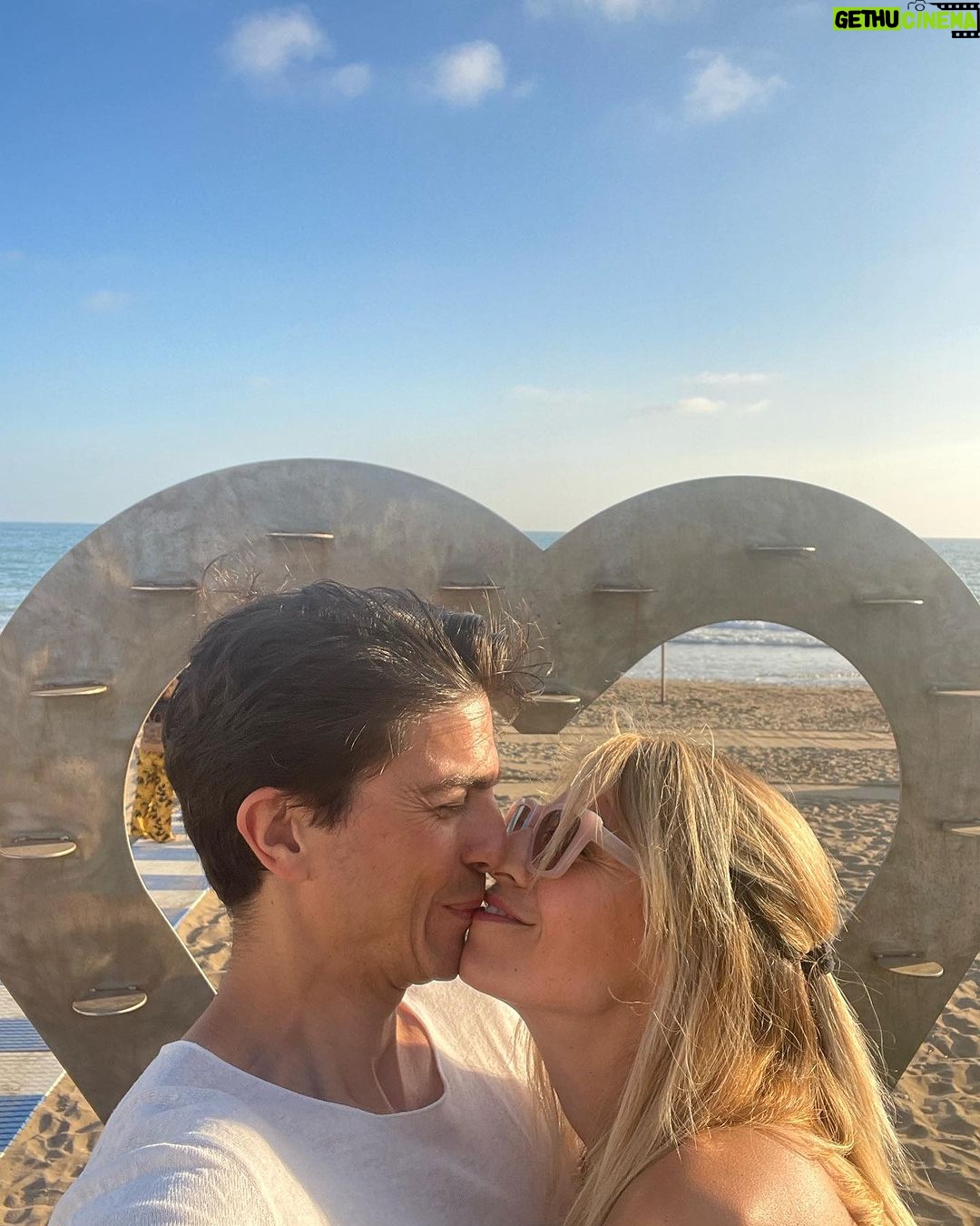 Giulia Mizzoni Instagram - 10 foto non bastano per dire tutto di te e cosa sei per noi. Ho scelto le mie preferite tra quelle scattate solo nell’ultimo anno. Per dirti, anche da lontano, buon compleanno amore. Sei un 39enne molto figo devo dire 🤪, ma soprattutto un marito e un papà che ci fa sentire speciali ogni giorno. Un privilegio averti nella mia vita. Ti amo @francescod.stefano ♥️ #buoncompleanno #amore #hb #love #family #39 #25oct Porte de Versailles