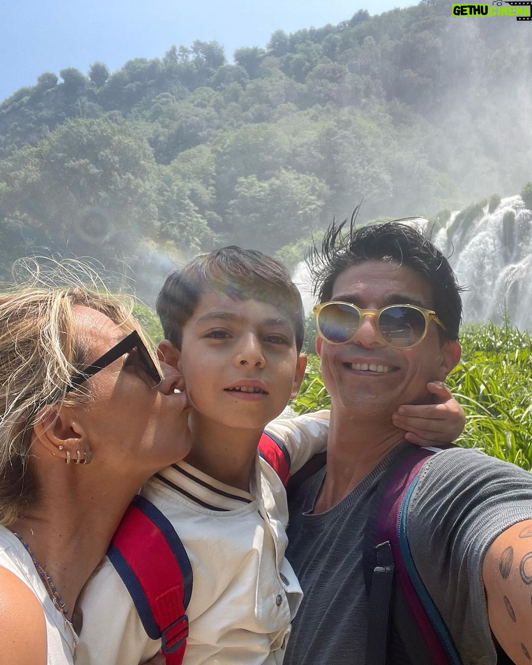 Giulia Mizzoni Instagram - 10 foto non bastano per dire tutto di te e cosa sei per noi. Ho scelto le mie preferite tra quelle scattate solo nell’ultimo anno. Per dirti, anche da lontano, buon compleanno amore. Sei un 39enne molto figo devo dire 🤪, ma soprattutto un marito e un papà che ci fa sentire speciali ogni giorno. Un privilegio averti nella mia vita. Ti amo @francescod.stefano ♥️ #buoncompleanno #amore #hb #love #family #39 #25oct Porte de Versailles