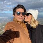 Giulia Mizzoni Instagram - 10 foto non bastano per dire tutto di te e cosa sei per noi. Ho scelto le mie preferite tra quelle scattate solo nell’ultimo anno. Per dirti, anche da lontano, buon compleanno amore. Sei un 39enne molto figo devo dire 🤪, ma soprattutto un marito e un papà che ci fa sentire speciali ogni giorno. Un privilegio averti nella mia vita. Ti amo @francescod.stefano ♥️ #buoncompleanno #amore #hb #love #family #39 #25oct Porte de Versailles