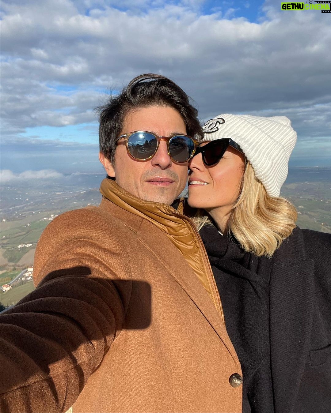 Giulia Mizzoni Instagram - 10 foto non bastano per dire tutto di te e cosa sei per noi. Ho scelto le mie preferite tra quelle scattate solo nell’ultimo anno. Per dirti, anche da lontano, buon compleanno amore. Sei un 39enne molto figo devo dire 🤪, ma soprattutto un marito e un papà che ci fa sentire speciali ogni giorno. Un privilegio averti nella mia vita. Ti amo @francescod.stefano ♥️ #buoncompleanno #amore #hb #love #family #39 #25oct Porte de Versailles