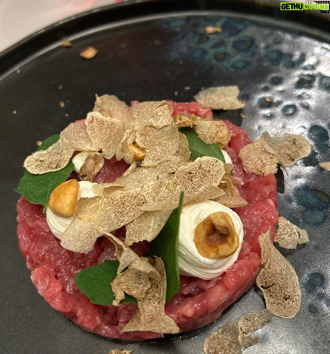Giulia Mizzoni Instagram - Amo il tartufo e non ero mai stata ad #alba… gli odori, i sapori, i colori di questa terra mi hanno incantata. La passione per il buon cibo, la dedizione al lavoro di @cascinadellerose e i loro vini squisiti. La condivisione di qualche momento tutto per noi con @francescod.stefano (ci voleva dopo oltre un anno 🥰) e la compagnia speciale (a parte il pisolino a cena che ormai è un must 😂) di @giu.lillo.beppe.ciccio e @sami_amico. Tornerò presto. 🍷♥️🍇 #alba #piemonte #fierainternazionaledeltartufobiancodalba #vino #barbera #barolo #nebbiolo #tartufo #weekend #love #friends #happy #grateful Alba, Piemonte, Italy