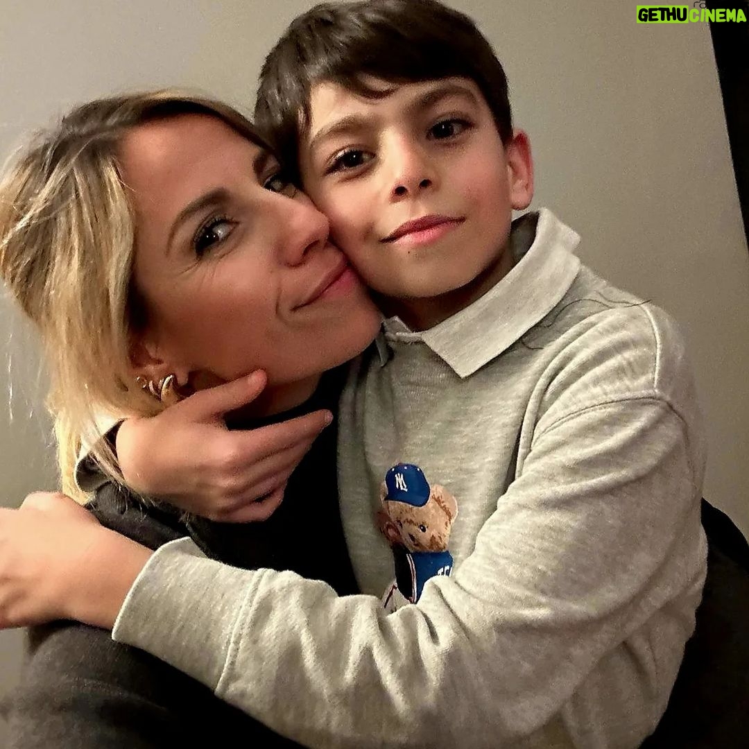 Giulia Mizzoni Instagram - Buona #giornatamondialedegliabbracci da noi, che ci abbracciamo tutti i giorni! ♥️ #abbracci #familyfirst #família #mammaefiglio #mammaepapà #familytime #abbraccio #abbracciami #winterlove #loveislove Roma, Italia / Rome, Italy