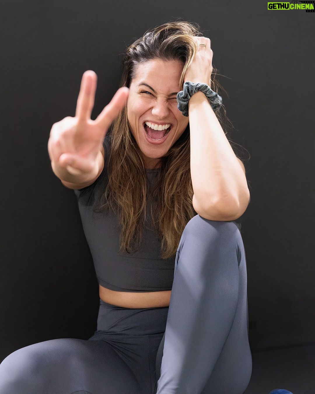 Gloria de Paula Instagram - Ressurgindo como uma versão ainda mais forte e brilhante de mim mesmo para o ano que se inicia! 💪🌟 #Renovação