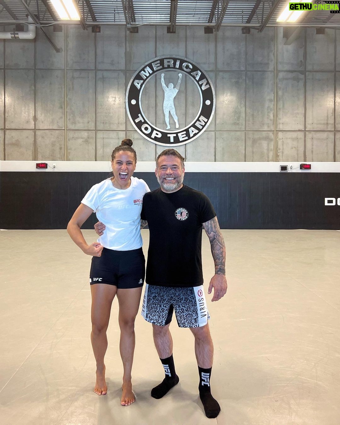 Gloria de Paula Instagram - Novidade fresquinha pra vcs 📢😁 Feliz em anunciar uma nova jornada aqui nos Estados Unidos 🇺🇸 para meu próximo camp na @americantopteam ao lado desse cara fantástico @parrumpaatt 🤗 American Top Team