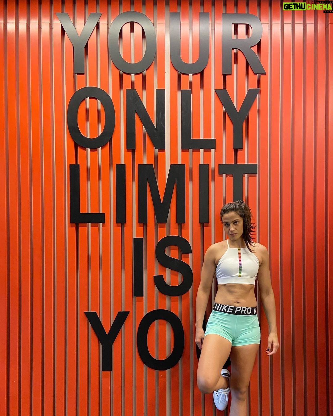 Gloria de Paula Instagram - Seu único limite é você. 🪬 Las Vegas, Nevada