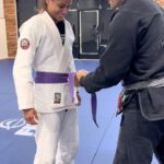 Gloria de Paula Instagram – Today a new journey begins. I’m very happy to take another step in my evolution. Now I’m a purple belt. 🟣 Thank you coach @gaiabjj 🙌
Hoje começa uma nova jornada. Feliz demais por dar mais um passo na minha evolução. Agora sou faixa roxa 💜 Obrigada proff @gaiabjj 🙌🇧🇷 #gratidão #purplebelt #bjj Brentwood Califonia
