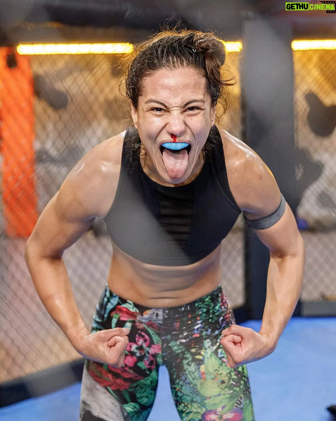 Gloria de Paula Instagram - Difficulties don't bother me. 'Cause I'm ready to sweat and bleed to chase my dreams. 💪✨️ What about you? What are you capable of doing for your dreams?? As dificuldades não me abalam. Porque eu estou pronta pra suar e sangrar pra correr atrás dos meus sonhos. 💪✨️ E vc? O que vc é capaz de fazer pelos seus sonhos?? 🇧🇷 California