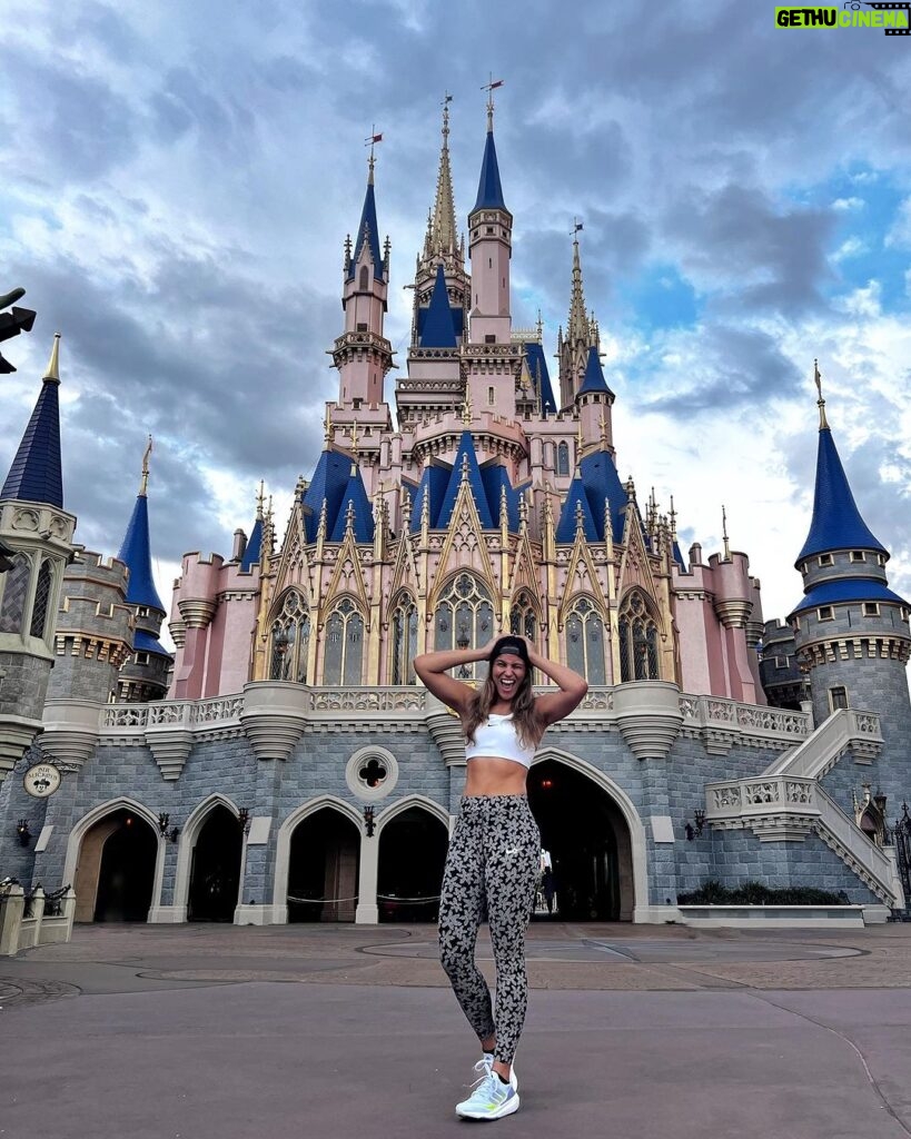Gloria de Paula Instagram - Where dreams come true 😍 Magic Kingdom