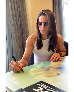 Gloria de Paula Instagram - Signature time 🖋 #UFCAustin 

Hora de rabiscar 🖋🇧🇷