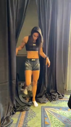 Gloria de Paula Instagram - Fight Week duties 😍 #UFCAustin
