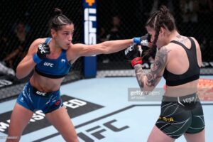 Gloria de Paula Instagram - Não vejo a hora de entrar em ação e fazer o que amo. 😍 #tbt 

Can't wait to get in the octagon and do what I love again. See you in Austin, TX. 😍 #UFCAustin