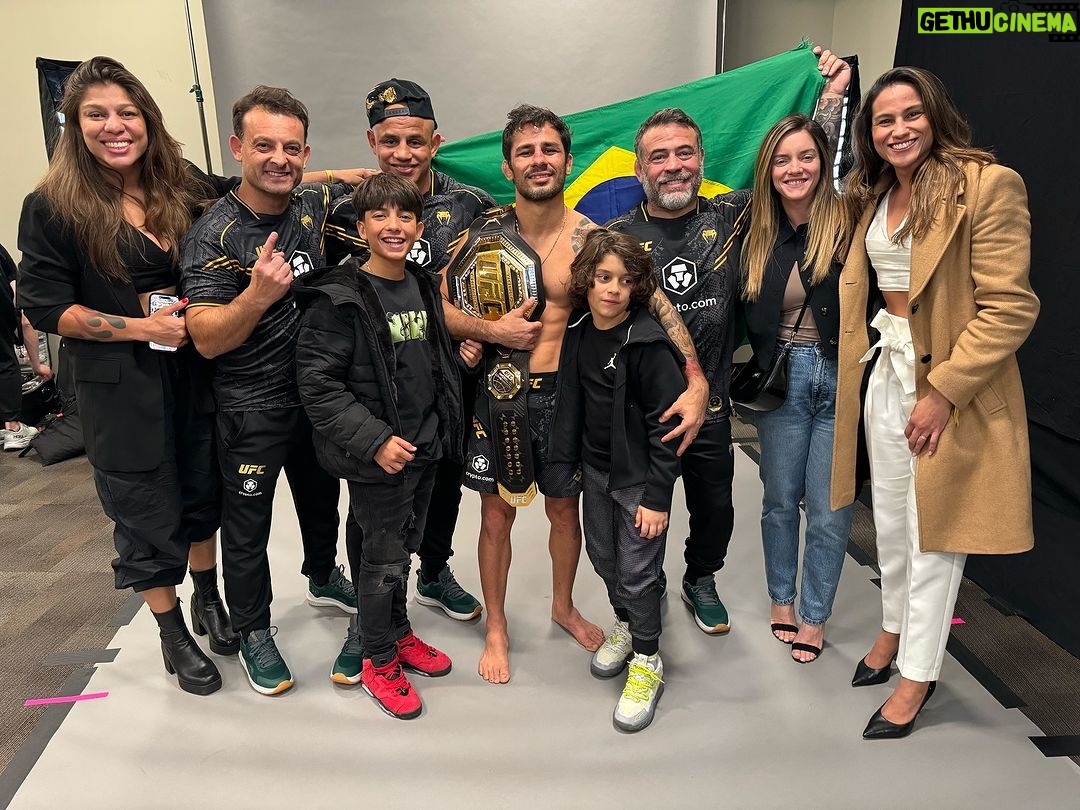 Gloria de Paula Instagram - #ANDSTILL 🏆