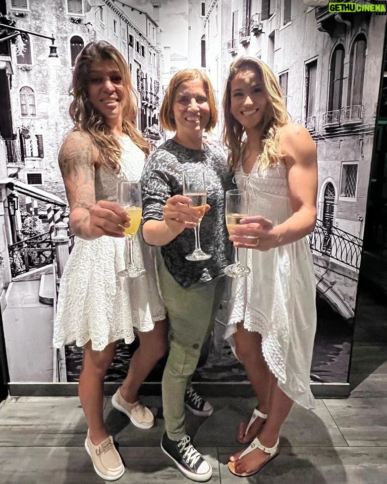 Gloria de Paula Instagram - Feliz Dia das Mães pra todas as mamães!!!! Te amo @wal_depaulaa ❤️👑