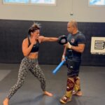 Gloria de Paula Instagram - Little by little, I’m getting back to doing what I love. One-handed pads 🥰 Aos poucos voltando a fazer o que amo. Manoplinha com uma mão 🥰🇧🇷