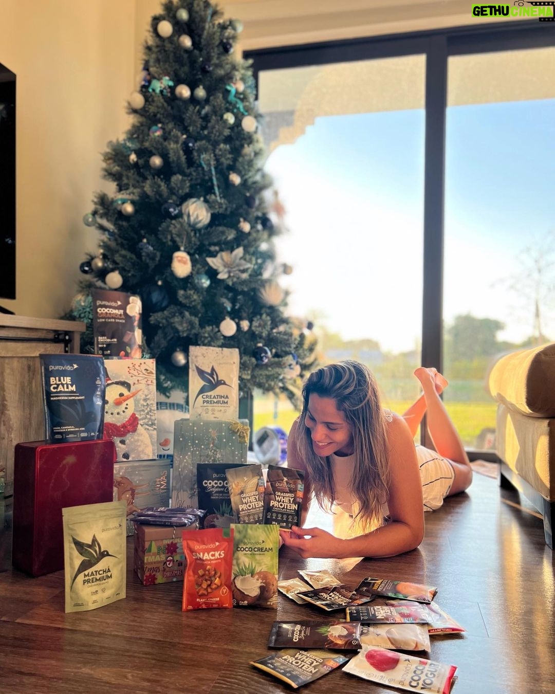 Gloria de Paula Instagram - O Natal tá chegando e sabe qual o melhor presente que você pode dar pra você mesmo? Sua saúde! E eu tenho dicas incríveis pra você não deixar esse propósito pra depois: • Durante o mês de dezembro (usando o meu link que está stories), você recebe R$100,00 OFF para realizar a primeira compra na @puravida.com.br • E se você já é cliente, usando o cupom GLORIAPURAVIDA, você ganha um desconto especial. Manter uma vida saudável é sempre a minha meta n° 1 e por isso foi tão difícil escolher só um produto. 🙈 Corre pro site e aproveita os melhores produtos da @puravida.com.br para se presentear. 🥰🎁