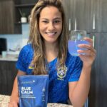 Gloria de Paula Instagram - Assistir o jogo da Seleção na Copa do Mundo foi tenso né? O Blue Calm tá aí pra salvar a gente 😂 Ele e outros produtos best seller estão com SELO DOURADO no site da @puravida.com.br (25% off por tempo limitado) E o site inteiro tá com descontos incríveis e tem cashback progressivo (você pode ganhar até R$150,00 para usar em Dezembro). Além de todos os benefícios, usando meu cupom GLORIAPURAVIDA, você ainda ganha uma Beauty Care. Somente até amanhã 30/11.