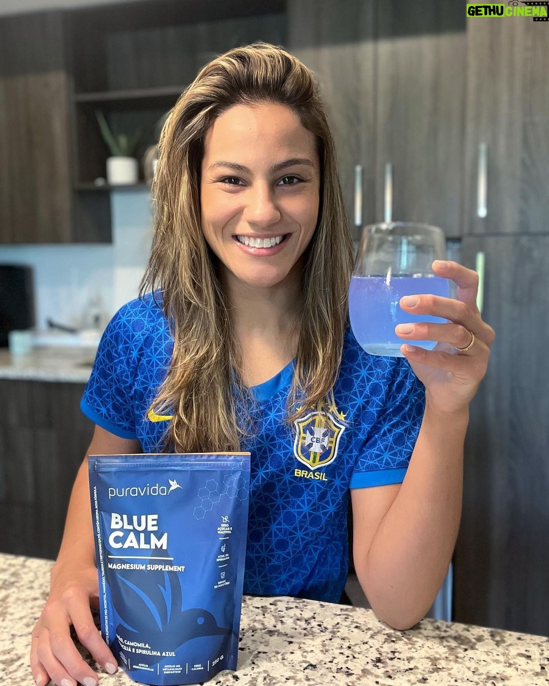 Gloria de Paula Instagram - Assistir o jogo da Seleção na Copa do Mundo foi tenso né? O Blue Calm tá aí pra salvar a gente 😂 Ele e outros produtos best seller estão com SELO DOURADO no site da @puravida.com.br (25% off por tempo limitado) E o site inteiro tá com descontos incríveis e tem cashback progressivo (você pode ganhar até R$150,00 para usar em Dezembro). Além de todos os benefícios, usando meu cupom GLORIAPURAVIDA, você ainda ganha uma Beauty Care. Somente até amanhã 30/11.
