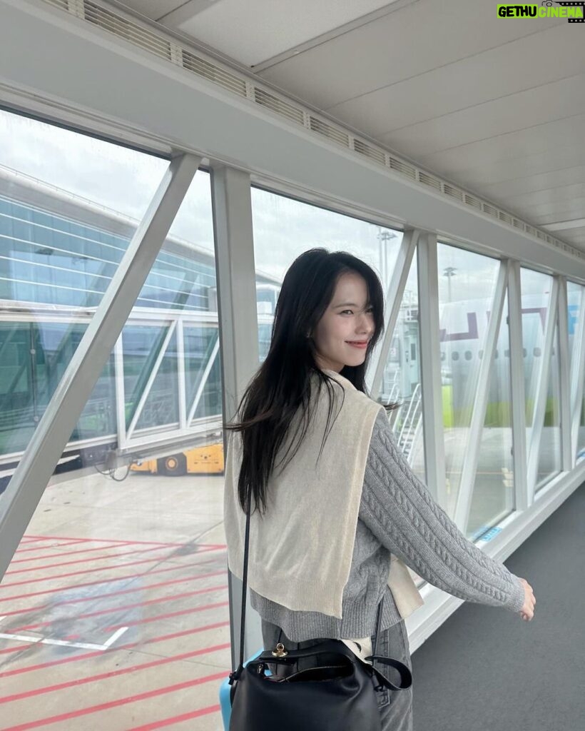 Go Eun-young Instagram - #비행기 타는거 좋아하시는 분~ ✈️ 전 옛날엔 좋았는데 이젠 싫어요 하하 . . #여행 #trvel #오오티디 #셀피 #selfie #모델 #여자모델