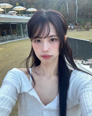Go Eun-young Instagram - 냐냐 #가을 #낙엽 이라니 춥다니!!! 
#selfie #dump #photodump 
.
이제는 슬슬 앞머리를 길러 보겠숴요…#곱슬머리 는 웁니다
.
.
.
#모델 #여자모델 #연기 #일상 #instadaily #ootd #model #korea #makeup
