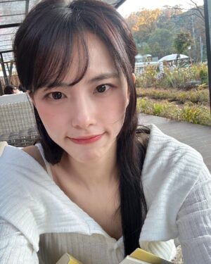 Go Eun-young Instagram - 냐냐 #가을 #낙엽 이라니 춥다니!!! 
#selfie #dump #photodump 
.
이제는 슬슬 앞머리를 길러 보겠숴요…#곱슬머리 는 웁니다
.
.
.
#모델 #여자모델 #연기 #일상 #instadaily #ootd #model #korea #makeup
