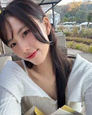 Go Eun-young Instagram - 냐냐 #가을 #낙엽 이라니 춥다니!!! 
#selfie #dump #photodump 
.
이제는 슬슬 앞머리를 길러 보겠숴요…#곱슬머리 는 웁니다
.
.
.
#모델 #여자모델 #연기 #일상 #instadaily #ootd #model #korea #makeup