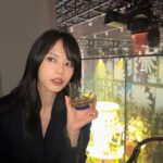 Go Eun-young Instagram - #광고 로얄살루트의 새로운 패션 컬렉션 런칭 파티 . 로얄 살루트 니트로 마셔도 칵테일로 마셔도 완벽 🥃 . . 영국의 패션 디자이너 ‘리차드 퀸’과 럭셔리 위스키 ‘로얄살루트’가 함께 협업해 선보이는 한정판 #로얄살루트21년리차드퀸에디션2 를 글로벌 최초로 한국에서 처음 선보였다고 합니당~ . . 🌼 플라워 패턴이 새겨진 세 가지 디자인의 로얄살루트 보틀! 한정 수량으로만 판매된다는데 세상 이쁘고 넘 맛있었뜨앙 . . @royalsalute #로얄살루트 #로얄살루트패션에디션 #로얄살루트21년 #로얄살루트21년리차드퀸에디션2 #한정판 #RoyalSalute #RichardQuinn #RoyalSaluteXRichardQuinn #모델 #여자모델 #코스메틱 #메이크업 #스모키 . 경고: 지나친 음주는 뇌졸중, 기억력 손상이나 치매를 유발합니다. 임신 중 음주는 기형아 출생 위험을 높입니다.