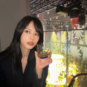Go Eun-young Instagram - #광고 로얄살루트의 새로운 패션 컬렉션 런칭 파티
.
로얄 살루트 니트로 마셔도 칵테일로 마셔도 완벽 🥃
.
.
영국의 패션 디자이너 ‘리차드 퀸’과 럭셔리 위스키 ‘로얄살루트’가 함께 협업해 선보이는 한정판 #로얄살루트21년리차드퀸에디션2 를 글로벌 최초로 한국에서 처음 선보였다고 합니당~
.
.
🌼 플라워 패턴이 새겨진 세 가지 디자인의 로얄살루트 보틀! 한정 수량으로만 판매된다는데 세상 이쁘고 넘 맛있었뜨앙
.
.
@royalsalute #로얄살루트 #로얄살루트패션에디션 #로얄살루트21년 #로얄살루트21년리차드퀸에디션2 #한정판 #RoyalSalute #RichardQuinn #RoyalSaluteXRichardQuinn #모델 #여자모델 #코스메틱 #메이크업 #스모키
.
경고: 지나친 음주는 뇌졸중, 기억력 손상이나 치매를 유발합니다. 임신 중 음주는 기형아 출생 위험을 높입니다.