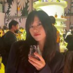 Go Eun-young Instagram - #광고 로얄살루트의 새로운 패션 컬렉션 런칭 파티 . 로얄 살루트 니트로 마셔도 칵테일로 마셔도 완벽 🥃 . . 영국의 패션 디자이너 ‘리차드 퀸’과 럭셔리 위스키 ‘로얄살루트’가 함께 협업해 선보이는 한정판 #로얄살루트21년리차드퀸에디션2 를 글로벌 최초로 한국에서 처음 선보였다고 합니당~ . . 🌼 플라워 패턴이 새겨진 세 가지 디자인의 로얄살루트 보틀! 한정 수량으로만 판매된다는데 세상 이쁘고 넘 맛있었뜨앙 . . @royalsalute #로얄살루트 #로얄살루트패션에디션 #로얄살루트21년 #로얄살루트21년리차드퀸에디션2 #한정판 #RoyalSalute #RichardQuinn #RoyalSaluteXRichardQuinn #모델 #여자모델 #코스메틱 #메이크업 #스모키 . 경고: 지나친 음주는 뇌졸중, 기억력 손상이나 치매를 유발합니다. 임신 중 음주는 기형아 출생 위험을 높입니다.