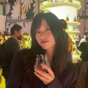 Go Eun-young Instagram - #광고 로얄살루트의 새로운 패션 컬렉션 런칭 파티
.
로얄 살루트 니트로 마셔도 칵테일로 마셔도 완벽 🥃
.
.
영국의 패션 디자이너 ‘리차드 퀸’과 럭셔리 위스키 ‘로얄살루트’가 함께 협업해 선보이는 한정판 #로얄살루트21년리차드퀸에디션2 를 글로벌 최초로 한국에서 처음 선보였다고 합니당~
.
.
🌼 플라워 패턴이 새겨진 세 가지 디자인의 로얄살루트 보틀! 한정 수량으로만 판매된다는데 세상 이쁘고 넘 맛있었뜨앙
.
.
@royalsalute #로얄살루트 #로얄살루트패션에디션 #로얄살루트21년 #로얄살루트21년리차드퀸에디션2 #한정판 #RoyalSalute #RichardQuinn #RoyalSaluteXRichardQuinn #모델 #여자모델 #코스메틱 #메이크업 #스모키
.
경고: 지나친 음주는 뇌졸중, 기억력 손상이나 치매를 유발합니다. 임신 중 음주는 기형아 출생 위험을 높입니다.
