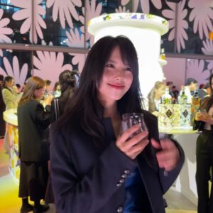 Go Eun-young Instagram - #광고 로얄살루트의 새로운 패션 컬렉션 런칭 파티
.
로얄 살루트 니트로 마셔도 칵테일로 마셔도 완벽 🥃
.
.
영국의 패션 디자이너 ‘리차드 퀸’과 럭셔리 위스키 ‘로얄살루트’가 함께 협업해 선보이는 한정판 #로얄살루트21년리차드퀸에디션2 를 글로벌 최초로 한국에서 처음 선보였다고 합니당~
.
.
🌼 플라워 패턴이 새겨진 세 가지 디자인의 로얄살루트 보틀! 한정 수량으로만 판매된다는데 세상 이쁘고 넘 맛있었뜨앙
.
.
@royalsalute #로얄살루트 #로얄살루트패션에디션 #로얄살루트21년 #로얄살루트21년리차드퀸에디션2 #한정판 #RoyalSalute #RichardQuinn #RoyalSaluteXRichardQuinn #모델 #여자모델 #코스메틱 #메이크업 #스모키
.
경고: 지나친 음주는 뇌졸중, 기억력 손상이나 치매를 유발합니다. 임신 중 음주는 기형아 출생 위험을 높입니다.
