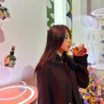 Go Eun-young Instagram - #광고 로얄살루트의 새로운 패션 컬렉션 런칭 파티 . 로얄 살루트 니트로 마셔도 칵테일로 마셔도 완벽 🥃 . . 영국의 패션 디자이너 ‘리차드 퀸’과 럭셔리 위스키 ‘로얄살루트’가 함께 협업해 선보이는 한정판 #로얄살루트21년리차드퀸에디션2 를 글로벌 최초로 한국에서 처음 선보였다고 합니당~ . . 🌼 플라워 패턴이 새겨진 세 가지 디자인의 로얄살루트 보틀! 한정 수량으로만 판매된다는데 세상 이쁘고 넘 맛있었뜨앙 . . @royalsalute #로얄살루트 #로얄살루트패션에디션 #로얄살루트21년 #로얄살루트21년리차드퀸에디션2 #한정판 #RoyalSalute #RichardQuinn #RoyalSaluteXRichardQuinn #모델 #여자모델 #코스메틱 #메이크업 #스모키 . 경고: 지나친 음주는 뇌졸중, 기억력 손상이나 치매를 유발합니다. 임신 중 음주는 기형아 출생 위험을 높입니다.