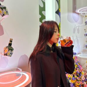 Go Eun-young Instagram - #광고 로얄살루트의 새로운 패션 컬렉션 런칭 파티
.
로얄 살루트 니트로 마셔도 칵테일로 마셔도 완벽 🥃
.
.
영국의 패션 디자이너 ‘리차드 퀸’과 럭셔리 위스키 ‘로얄살루트’가 함께 협업해 선보이는 한정판 #로얄살루트21년리차드퀸에디션2 를 글로벌 최초로 한국에서 처음 선보였다고 합니당~
.
.
🌼 플라워 패턴이 새겨진 세 가지 디자인의 로얄살루트 보틀! 한정 수량으로만 판매된다는데 세상 이쁘고 넘 맛있었뜨앙
.
.
@royalsalute #로얄살루트 #로얄살루트패션에디션 #로얄살루트21년 #로얄살루트21년리차드퀸에디션2 #한정판 #RoyalSalute #RichardQuinn #RoyalSaluteXRichardQuinn #모델 #여자모델 #코스메틱 #메이크업 #스모키
.
경고: 지나친 음주는 뇌졸중, 기억력 손상이나 치매를 유발합니다. 임신 중 음주는 기형아 출생 위험을 높입니다.