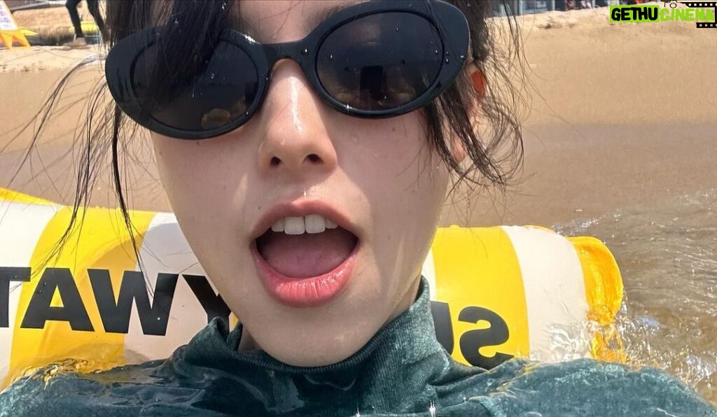 Go Eun-young Instagram - #인스타그램 과 #현실 😎 #사진 찍고 꽁꽁 싸매고 수영했지만 다 타버린 #나 🥲 #바다 #여름 . #모델 #model #selfie #셀피 #셀카