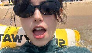 Go Eun-young Instagram - #인스타그램 과 #현실 😎
#사진 찍고 꽁꽁 싸매고 수영했지만 다 타버린 #나 🥲 #바다 #여름
.
#모델 #model #selfie #셀피 #셀카