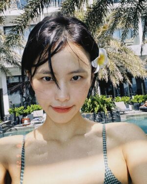 Go Eun-young Instagram - #summer #summervibes #여름 
☀️
한국이 베트남보다 더 더운게 맞냐구요 🥲 오늘 진짜 더워요 😛😎
.
#셀피 #selfie #수영 #모델 #model #연기 #여행 #travel #더워