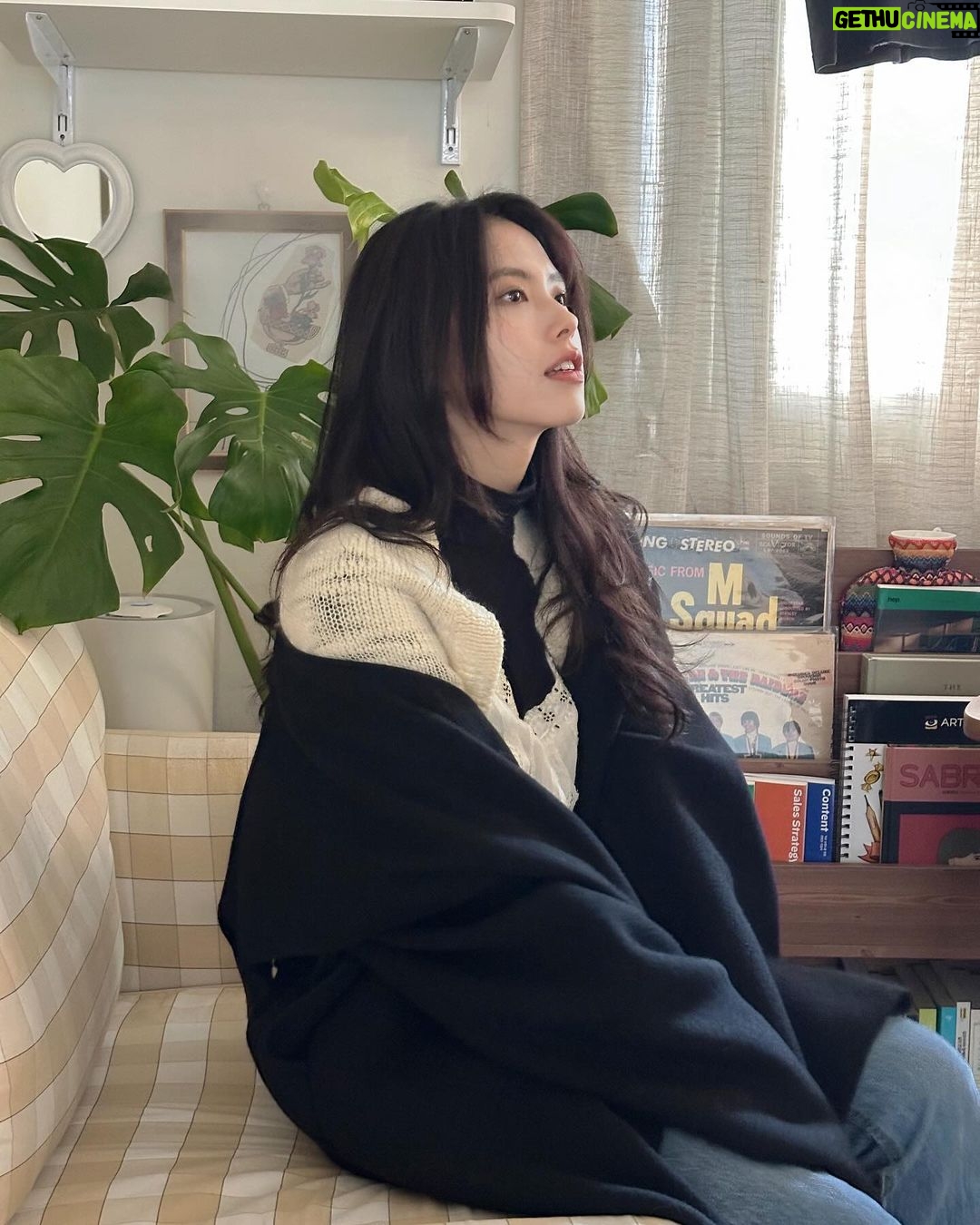 Go Eun-young Instagram - 얼죽코 vs 롱패딩 얼죽아 vs 뜨아 . 저는 다 후자입니다만 . 뜨근하고 긴 코트는 좋아하는 편💕#딘트 #딘트패션