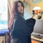 Go Eun-young Instagram – 얼죽코 vs 롱패딩
얼죽아 vs 뜨아
.
저는 다 후자입니다만
.
뜨근하고 긴 코트는 좋아하는 편💕#딘트 #딘트패션