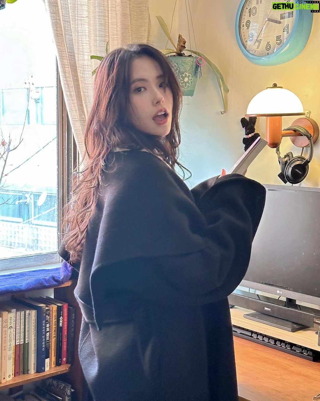 Go Eun-young Instagram - 얼죽코 vs 롱패딩 얼죽아 vs 뜨아 . 저는 다 후자입니다만 . 뜨근하고 긴 코트는 좋아하는 편💕#딘트 #딘트패션