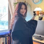 Go Eun-young Instagram – 얼죽코 vs 롱패딩
얼죽아 vs 뜨아
.
저는 다 후자입니다만
.
뜨근하고 긴 코트는 좋아하는 편💕#딘트 #딘트패션