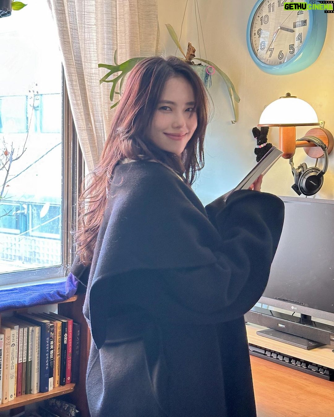 Go Eun-young Instagram - 얼죽코 vs 롱패딩 얼죽아 vs 뜨아 . 저는 다 후자입니다만 . 뜨근하고 긴 코트는 좋아하는 편💕#딘트 #딘트패션