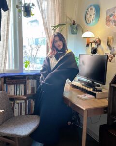 Go Eun-young Instagram - 얼죽코 vs 롱패딩 얼죽아 vs 뜨아 . 저는 다 후자입니다만 . 뜨근하고 긴 코트는 좋아하는 편💕#딘트 #딘트패션