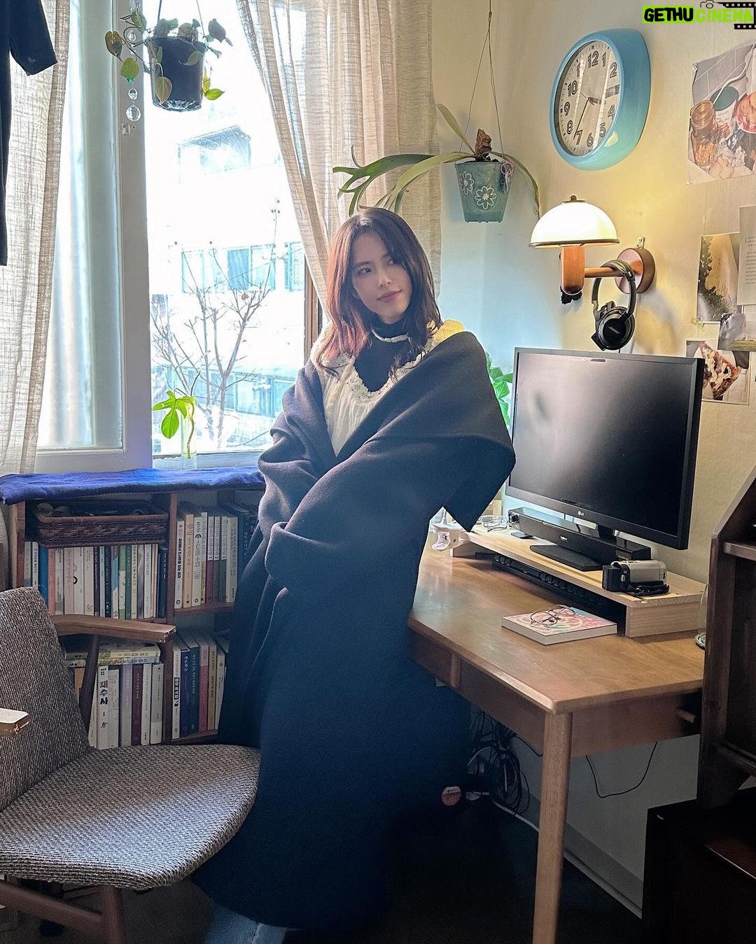 Go Eun-young Instagram - 얼죽코 vs 롱패딩 얼죽아 vs 뜨아 . 저는 다 후자입니다만 . 뜨근하고 긴 코트는 좋아하는 편💕#딘트 #딘트패션