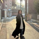 Go Eun-young Instagram – 얼죽코 vs 롱패딩
얼죽아 vs 뜨아
.
저는 다 후자입니다만
.
뜨근하고 긴 코트는 좋아하는 편💕#딘트 #딘트패션