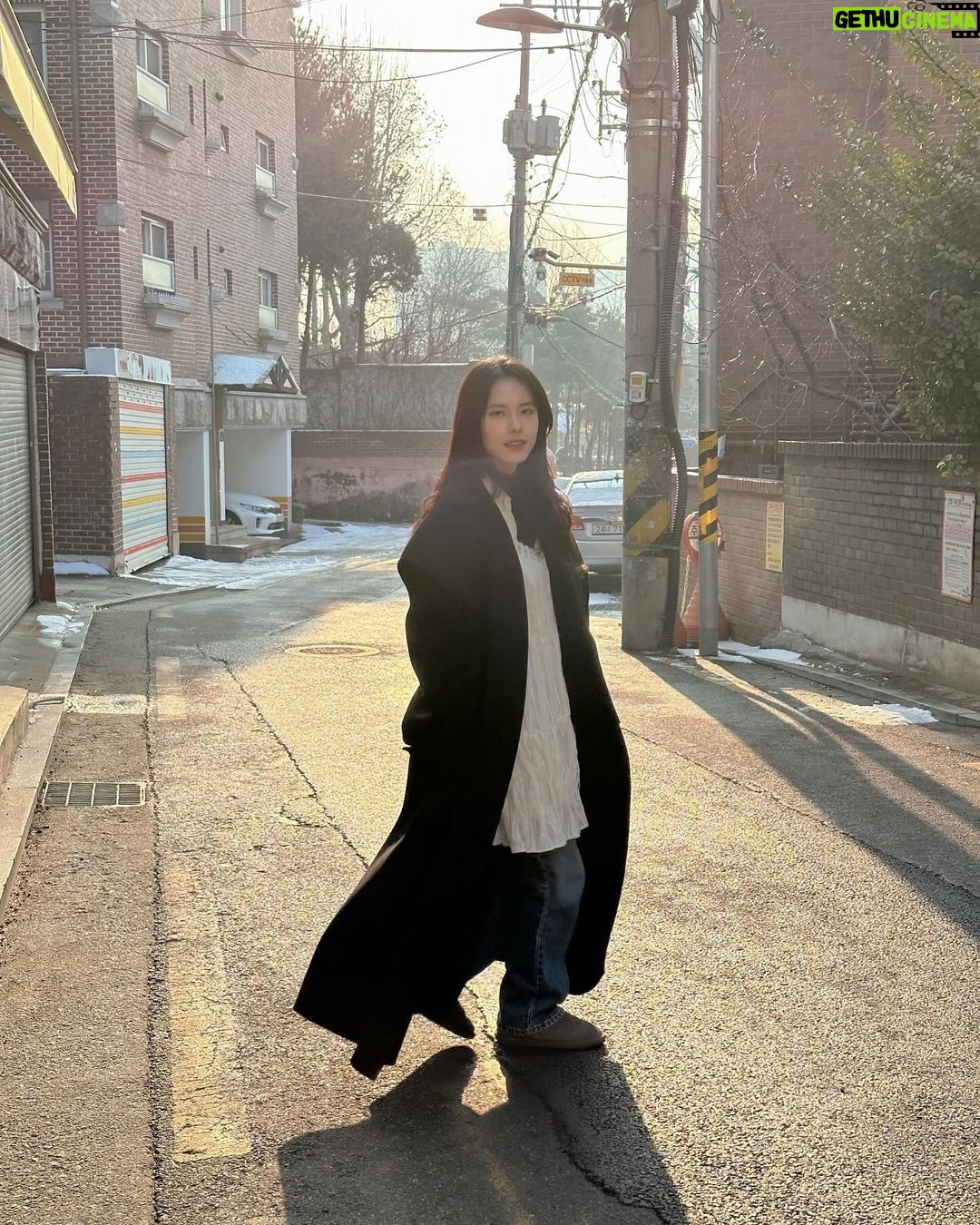 Go Eun-young Instagram - 얼죽코 vs 롱패딩 얼죽아 vs 뜨아 . 저는 다 후자입니다만 . 뜨근하고 긴 코트는 좋아하는 편💕#딘트 #딘트패션