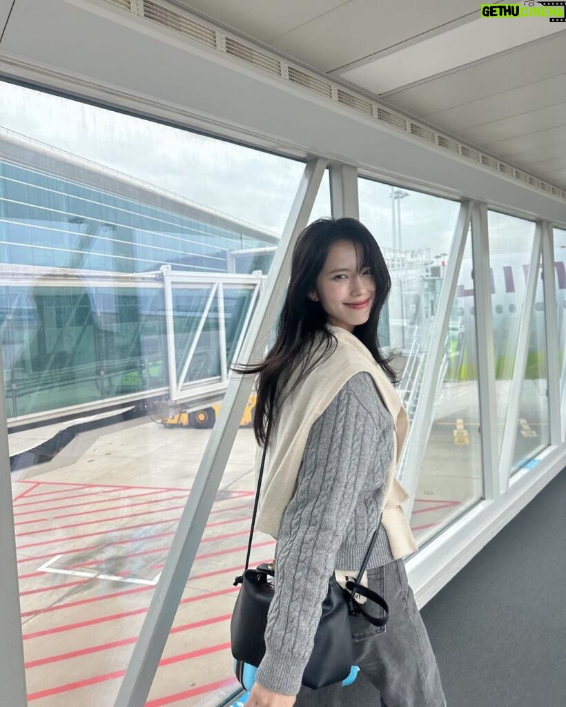 Go Eun-young Instagram - #비행기 타는거 좋아하시는 분~ ✈️ 전 옛날엔 좋았는데 이젠 싫어요 하하 . . #여행 #trvel #오오티디 #셀피 #selfie #모델 #여자모델