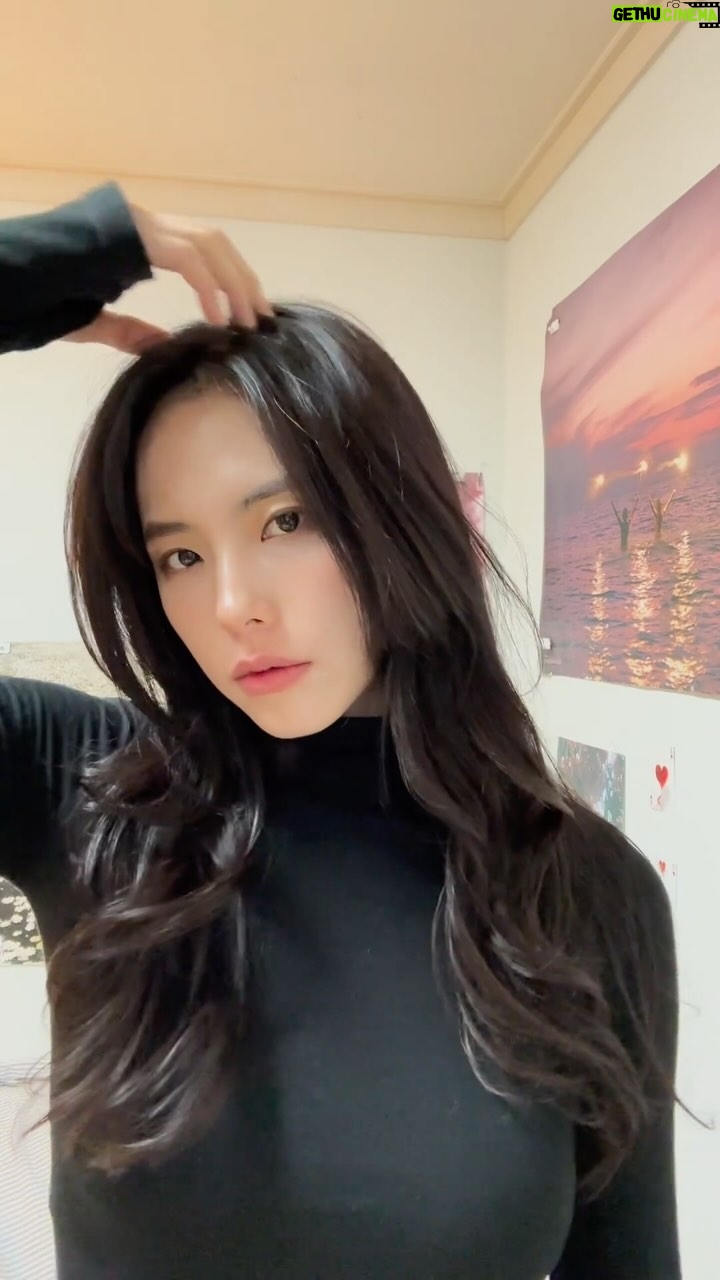 Go Eun-young Instagram - 앞머리 기르기 완료 ✨ . 이 영상은 뭔가 . 가끔 #에이젼시 영상 보낼 때 찍어보는 #셀피 타임 . #화장 한 날에 셀카 몰아 찍는거 저만 그런거 아니져 . #여름 과 #겨울 의 #블랙 . #릴스 #reels #selfie #cosmetics