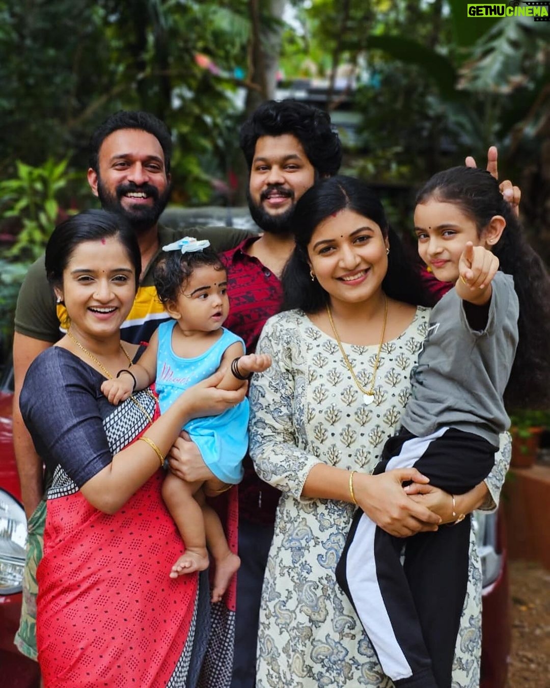 Gopika Anil Instagram - Let’s sparkle and shine in the New Year ! Happy 2024 ♥️ . #happy2024 #newyear #santhwanam #asianet #pictureoftheday #happynewyear #welcome2024 #happyfaces