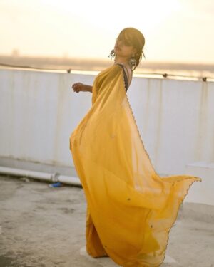 Gopika Ramesh Instagram - 💛
.
Saree: @veenavijiclothing 
📸: @_shutter__bug