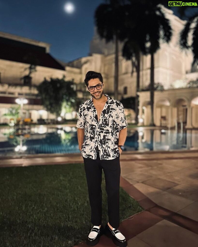 Gourab Chatterjee Instagram - Dancing in the moonlight. Disclaimer - Dancing is not my area of expertise and the caption is solely for the purpose of depicting the picture in a 'wannabe' fashion. 😋 🤳 @devlinakumar The Oberoi Grand, Kolkata
