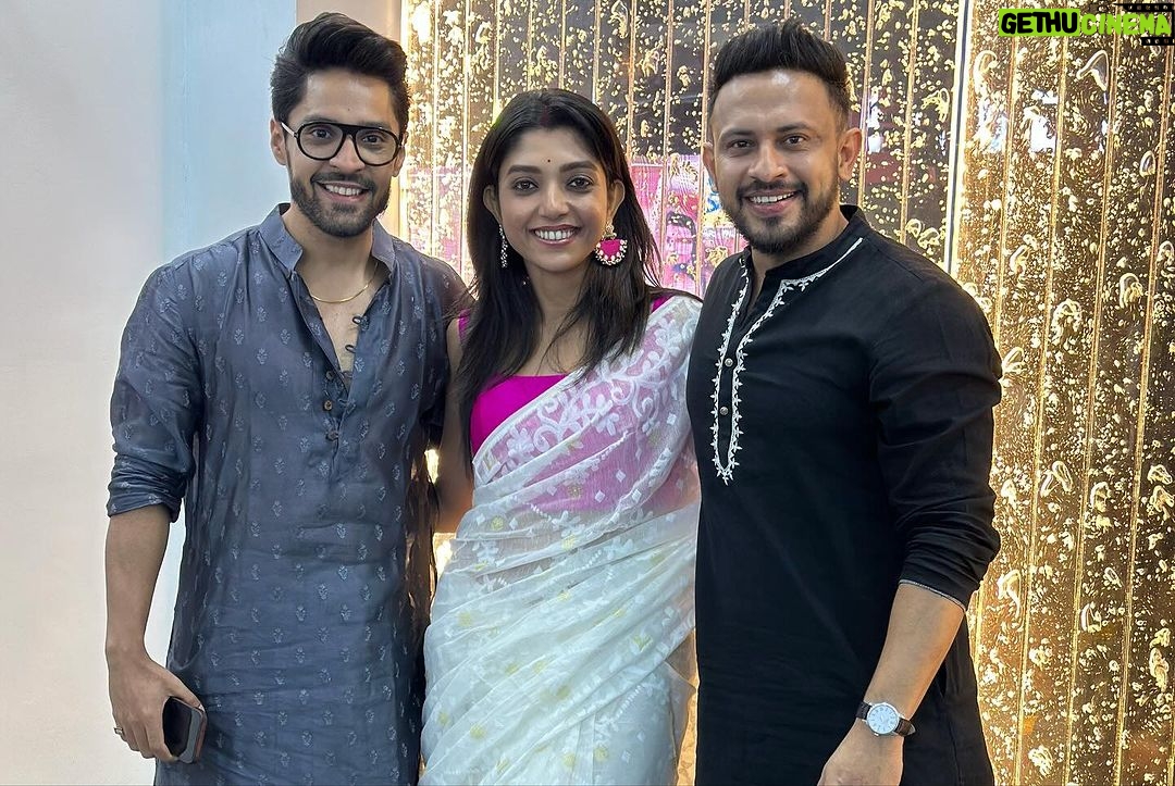 Gourab Chatterjee Instagram - ত্রিধারাতে ষষ্ঠী ! Tridhara Sammilani